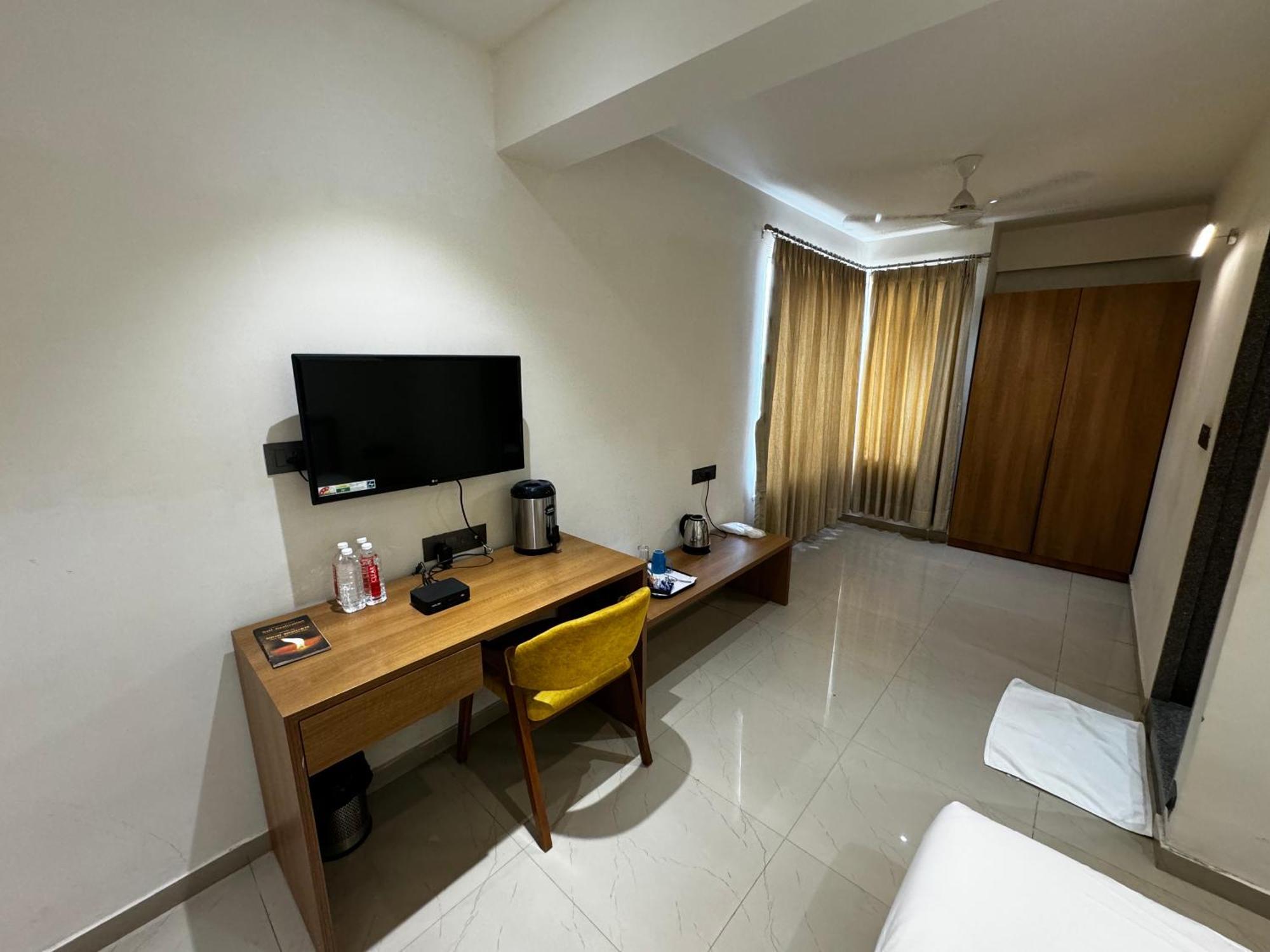 Siara Styles Amba Suites, Gandhinagar Extérieur photo