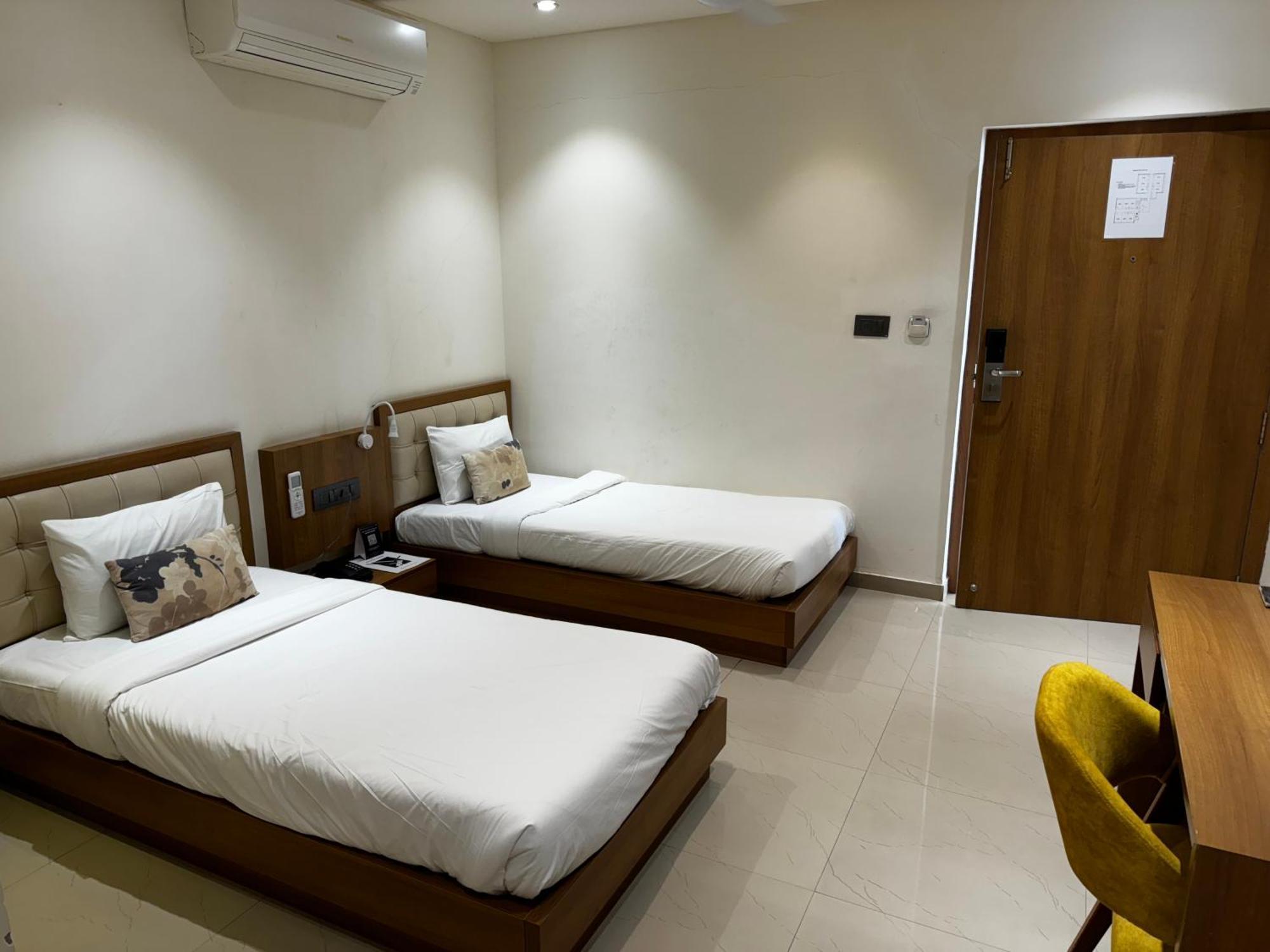 Siara Styles Amba Suites, Gandhinagar Extérieur photo