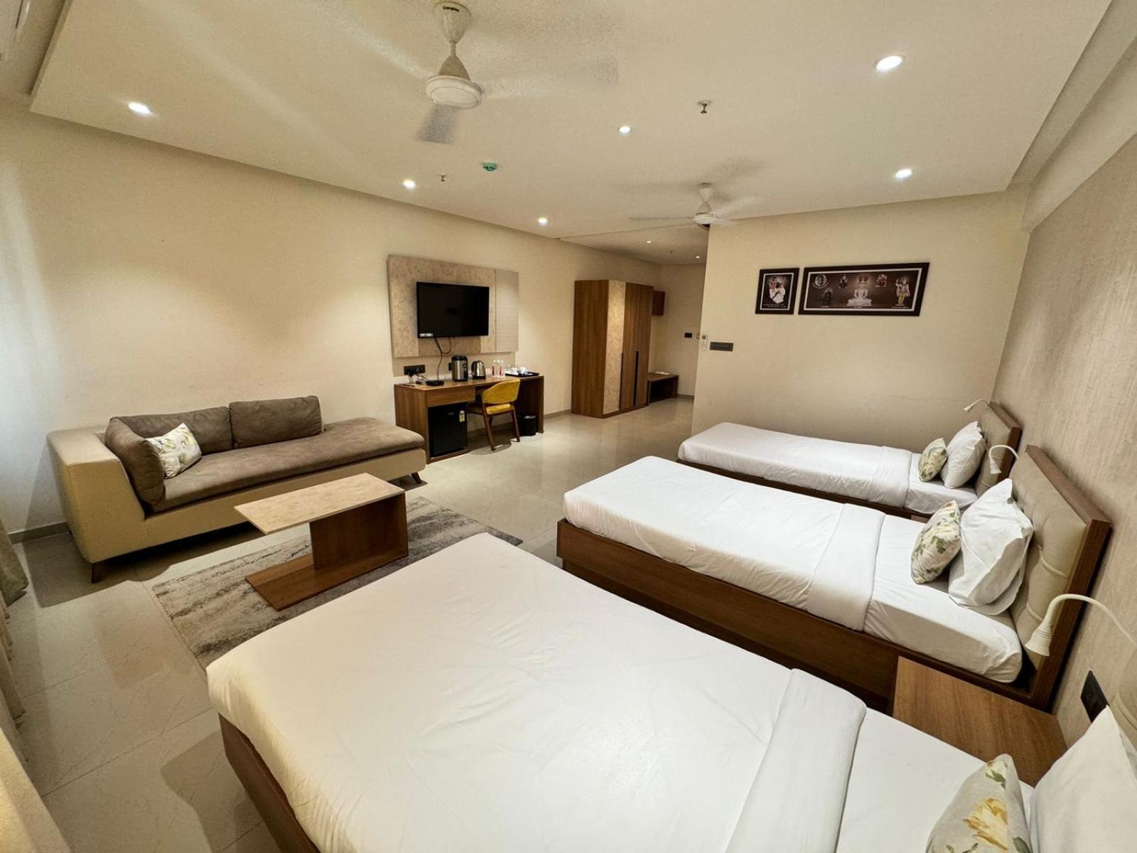 Siara Styles Amba Suites, Gandhinagar Extérieur photo