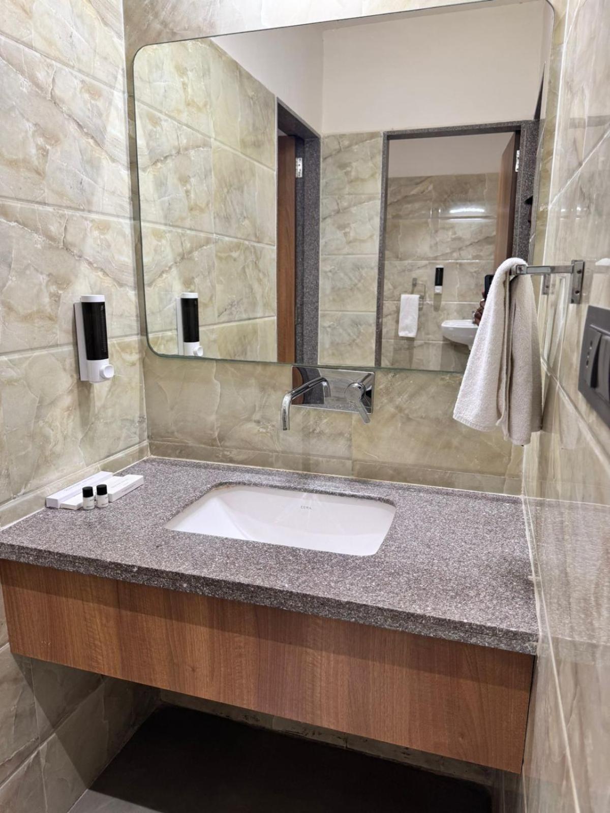 Siara Styles Amba Suites, Gandhinagar Extérieur photo