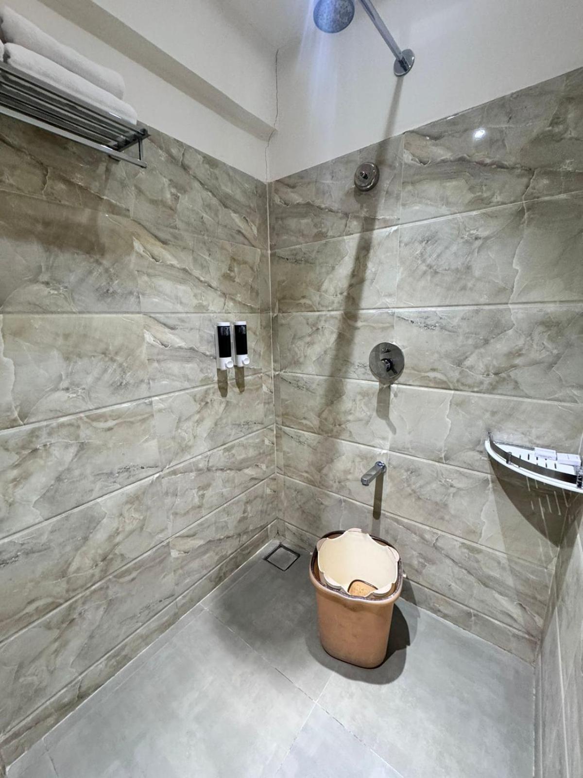 Siara Styles Amba Suites, Gandhinagar Extérieur photo
