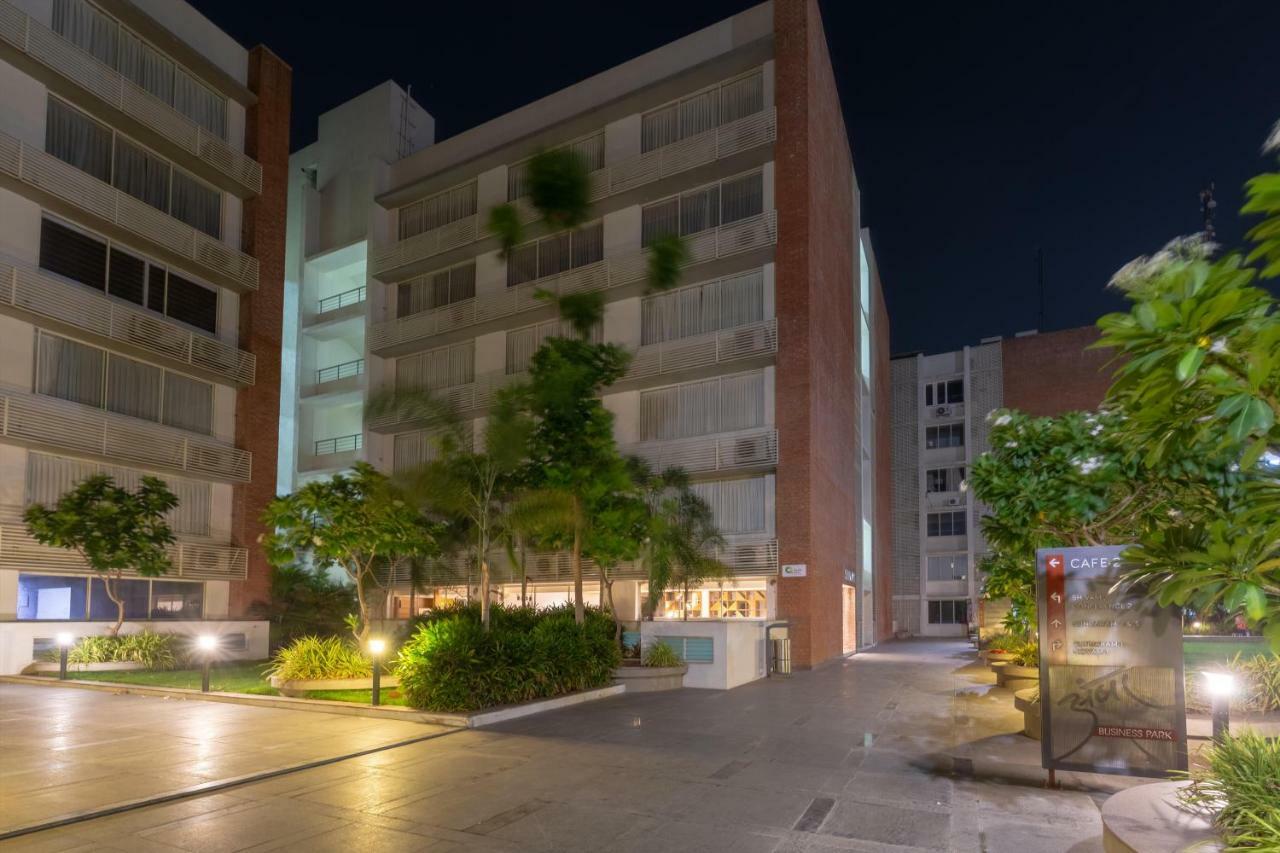 Siara Styles Amba Suites, Gandhinagar Extérieur photo