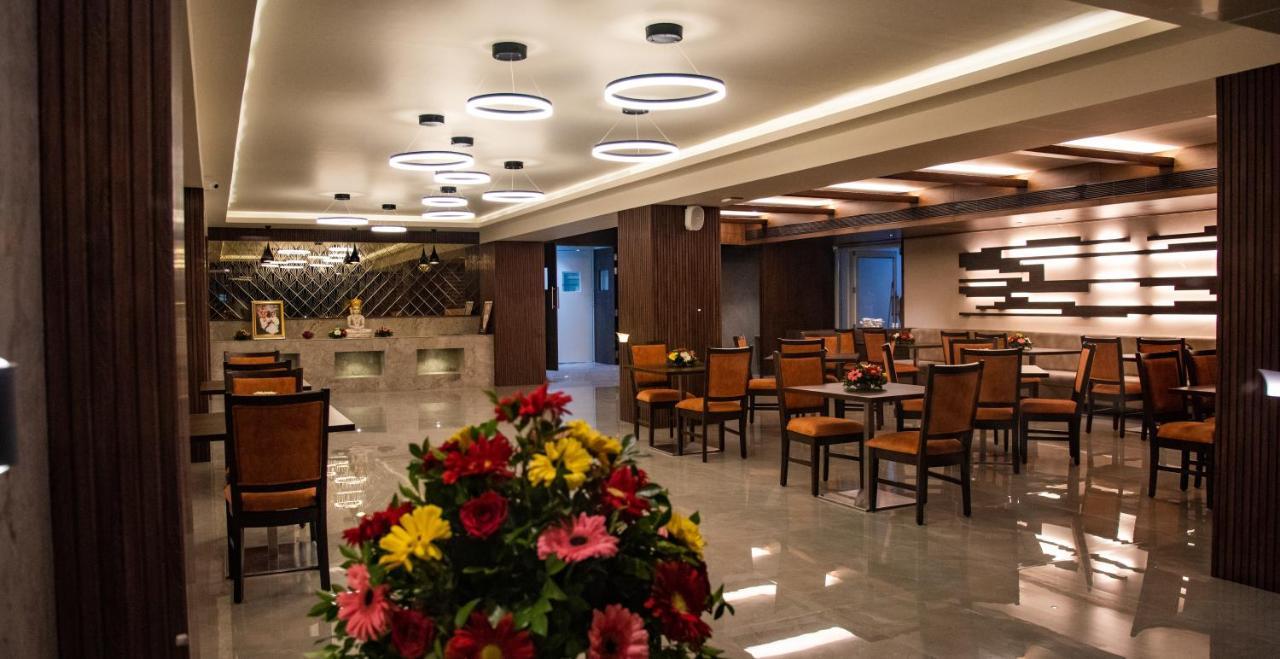 Siara Styles Amba Suites, Gandhinagar Extérieur photo